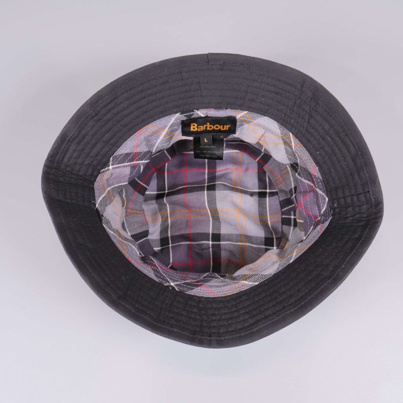 Insidan av bucket hat med rutigt foder och Barbour-etikett