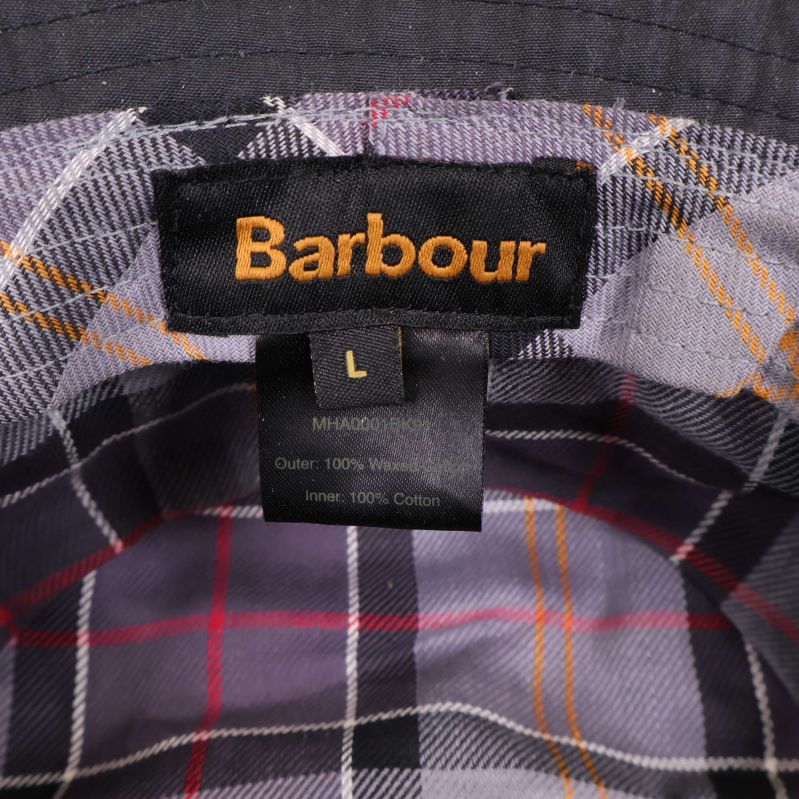 Närbild på Barbour-etikett och materiallapp på insidan