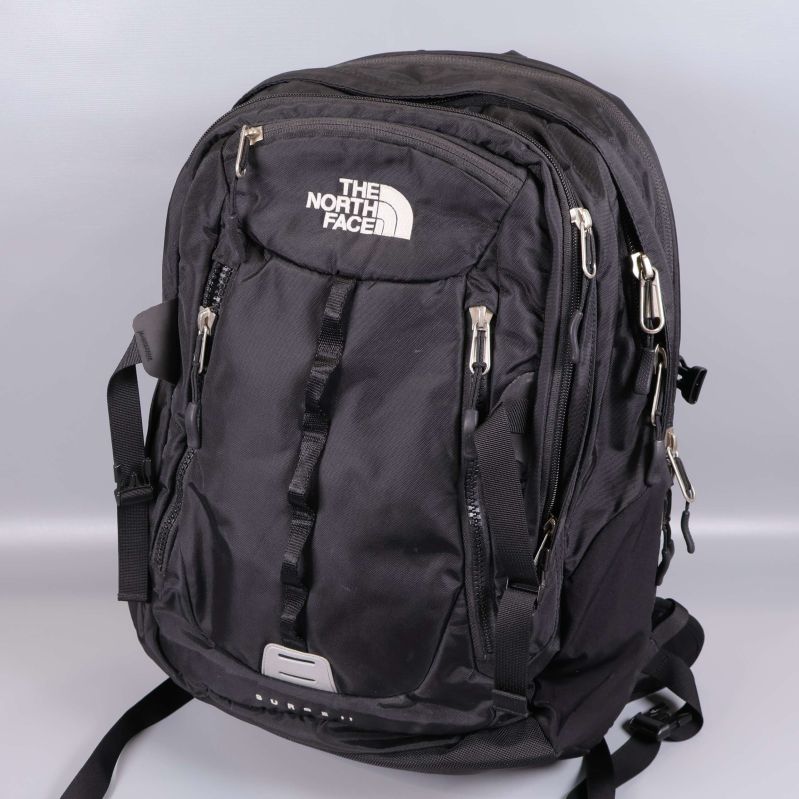 Ryggsäck i svart med The North Face-logga på framsidan