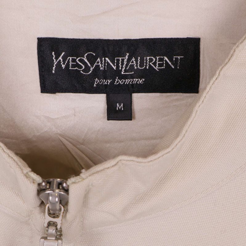 Närbild på Yves Saint Laurent-märkeslapp och storlekslapp M