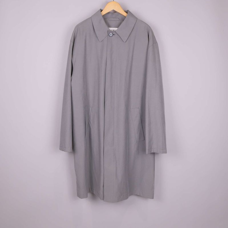 Grå trenchcoat framifrån