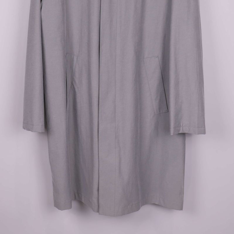 Nedre del av trenchcoat med raka linjer och fickor