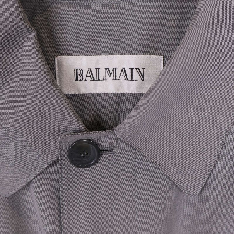 Närbild av krage och Balmain logga