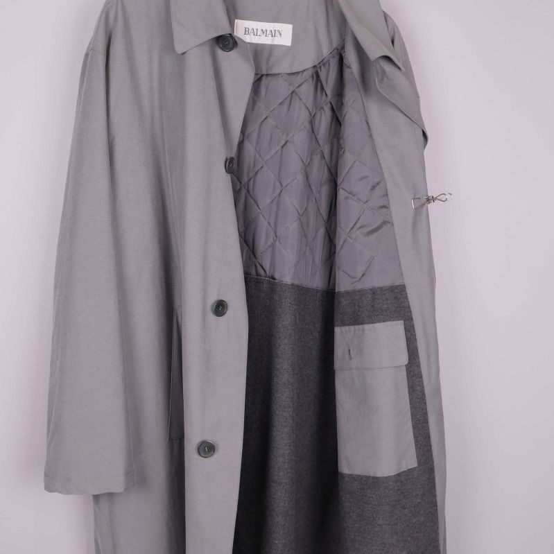Insidan av trenchcoat visar quiltat foder