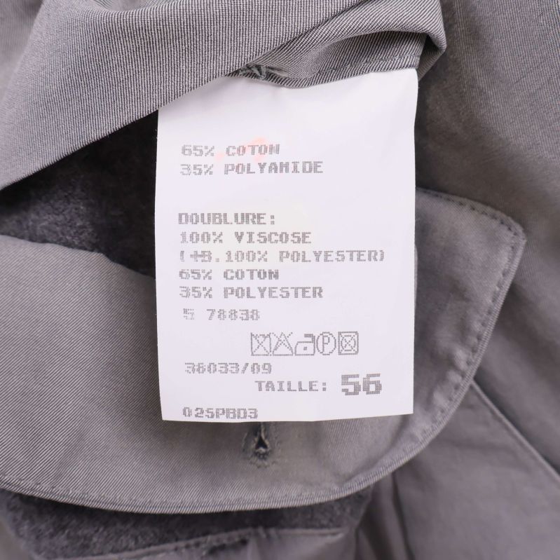 Materiallapp i trenchcoat med materialinformation
