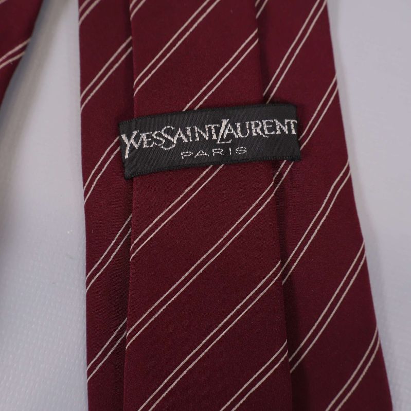Närbild på YSL Paris etikett på slipsen