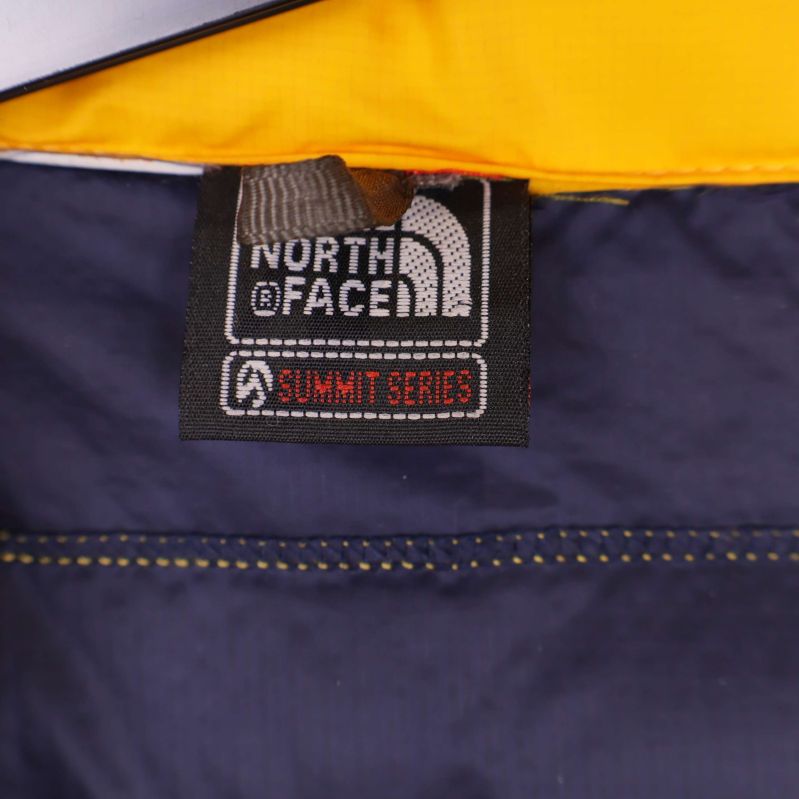 Närbild på North Face Summit Series etikett