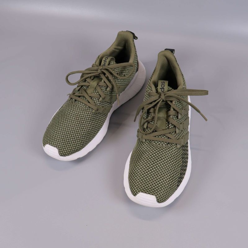 Sneakers ovanifrån i olivgröngrå mesh med snörning