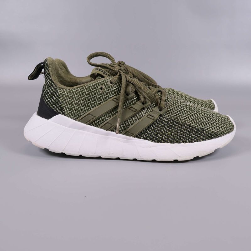 Sneakers i olivgrönt och vitt från sidan
