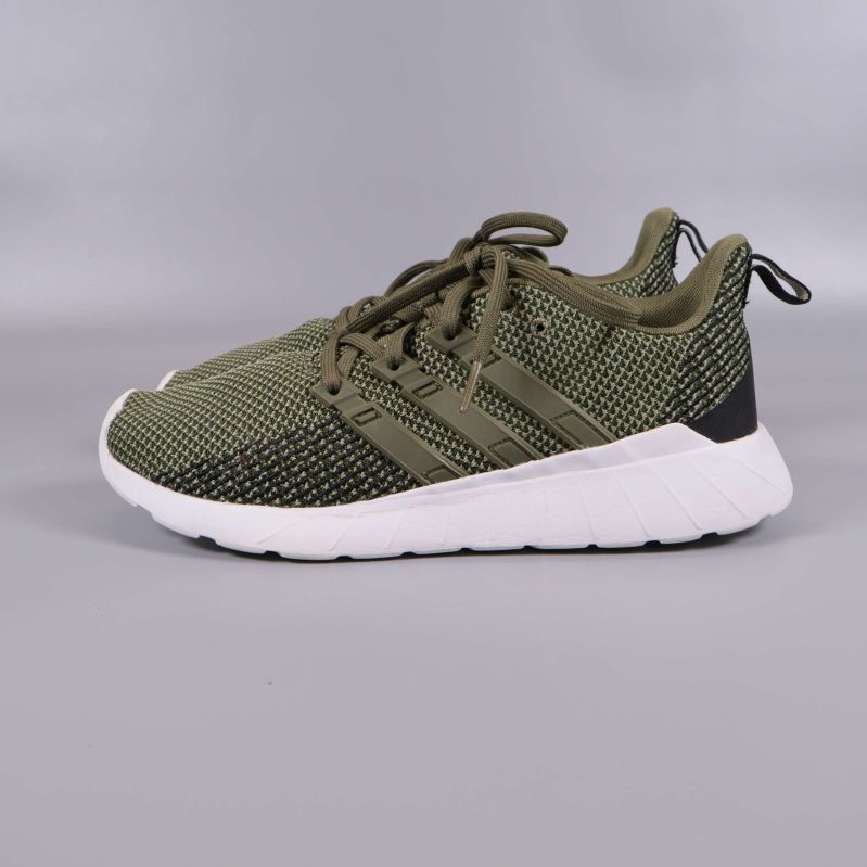 Sneaker sedd från andra sidan med mesh och ränder
