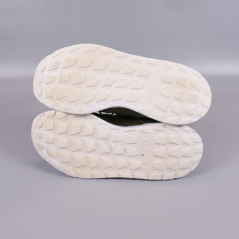 Undersidan av sneakers med mönstrad sula