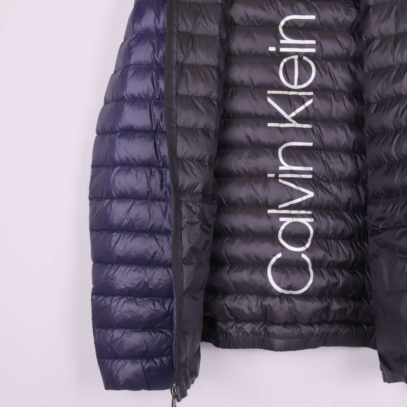 Insidan av jackan med stor Calvin Klein-logga