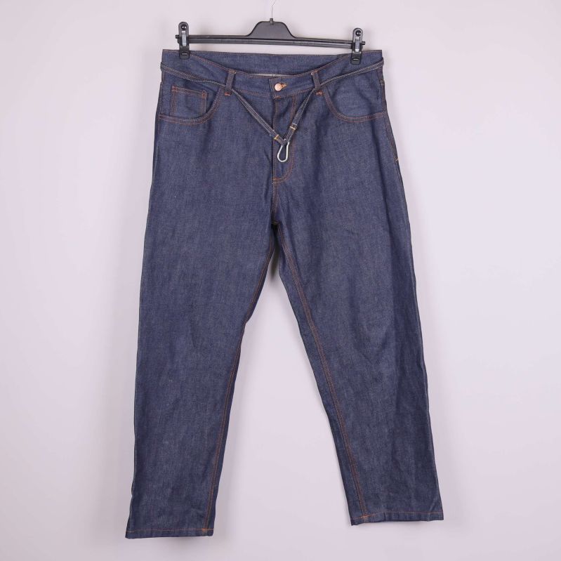 Jeans i mörk denim hängande på galge framifrån