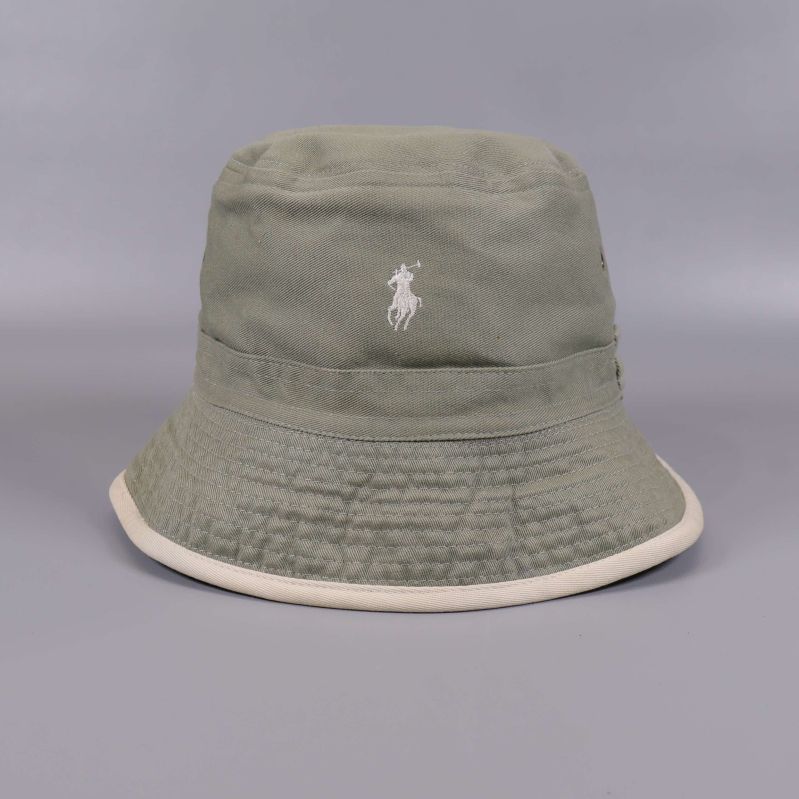 Bucket hat i grön ton med vit logga fram