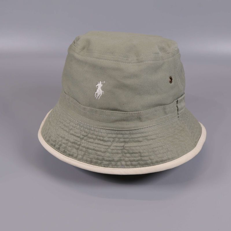 Grön bucket hat med vit logga och kant, annan vinkel