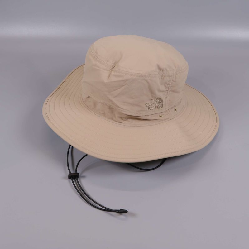 Beige solhatt framifrån med The North Face-logga