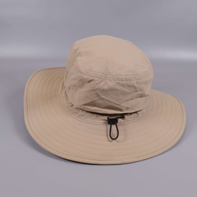 Baksidan av beige solhatt med justerbar detalj