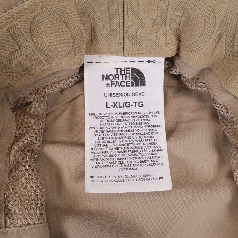 Materialetikett med storlek L-XL och The North Face-loggan