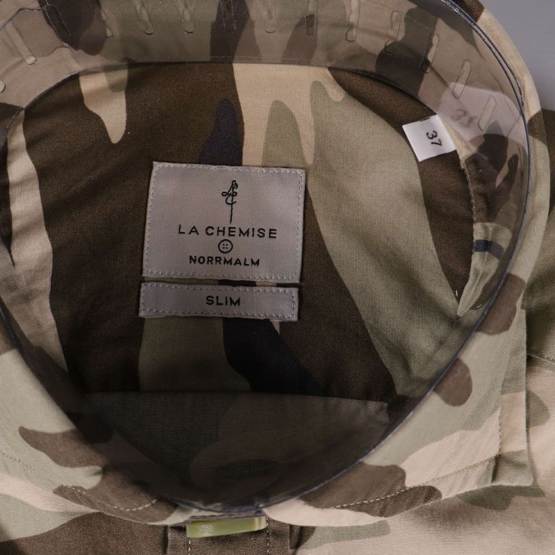 Närbild på krage och etikett med La Chemise-logga