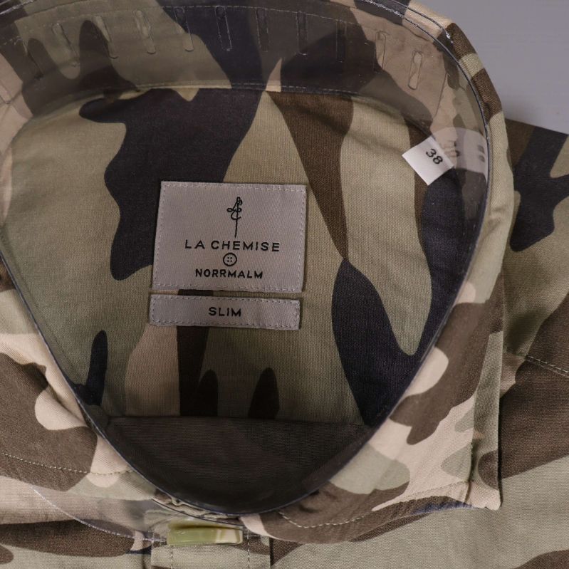 Närbild på krage och etikett La Chemise Norrmalm