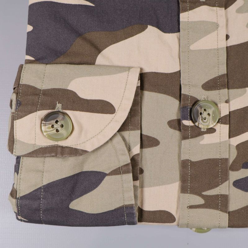 Ärm och manschett på camouflagemönstrad skjorta med knappar