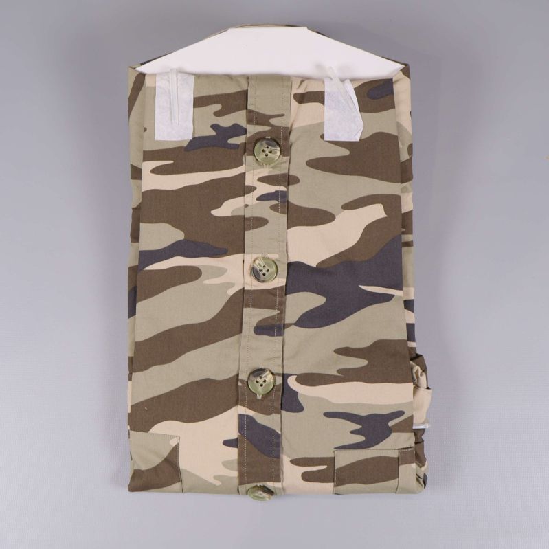 Baksida av camouflageskjorta med knappslå