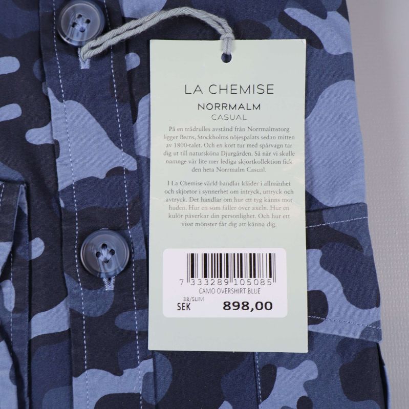 Produktetikett La Chemise Norrmalm och prisetikett synlig