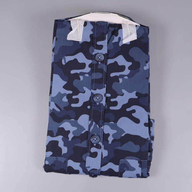 Baksida av hopvikt skjorta med blå camouflage
