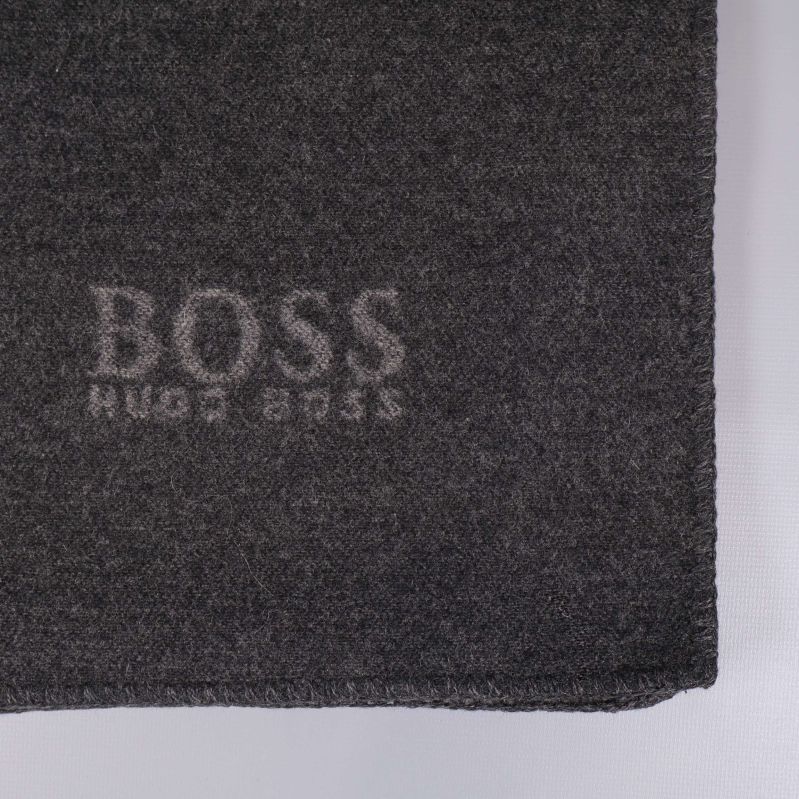 Närbild på hörn av halsduk med BOSS Hugo Boss-logga