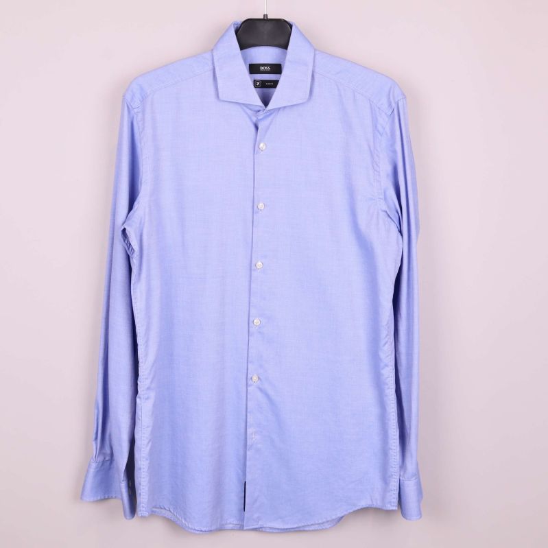 Slim fit skjorta i ljusblått tyg, helbild framifrån