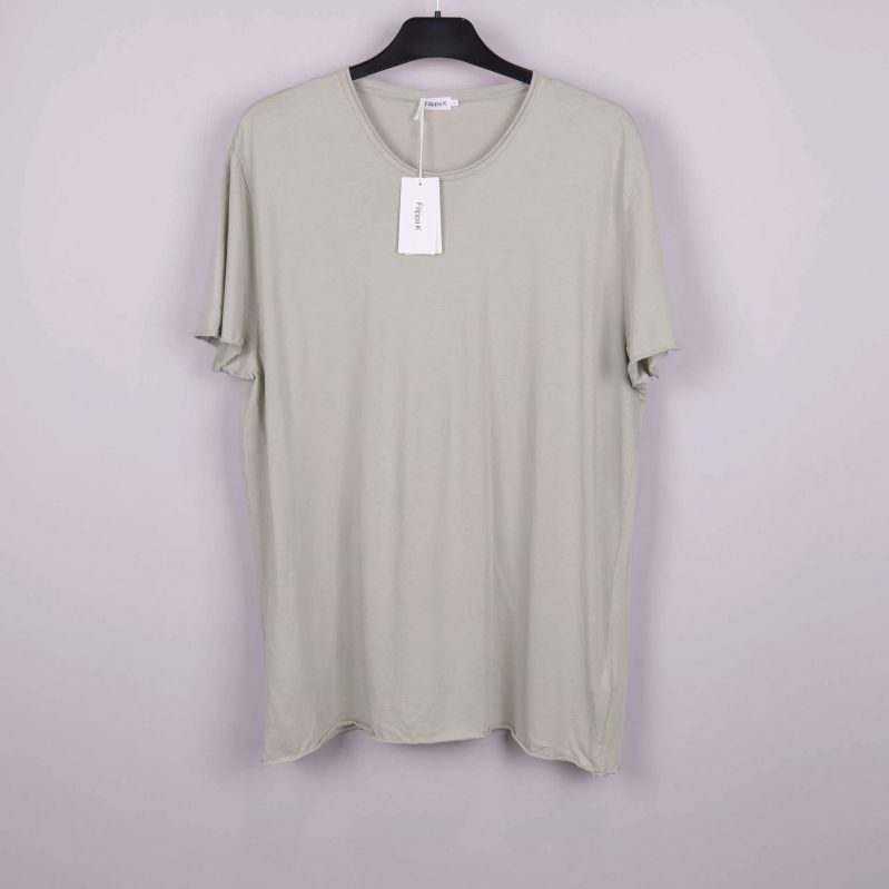Ljusbeige t-shirt på galge mot ljus bakgrund, framsida