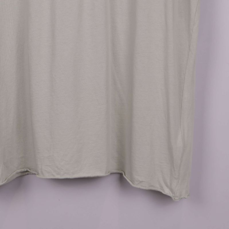 Närbild på t-shirtens nedre del med lös passform
