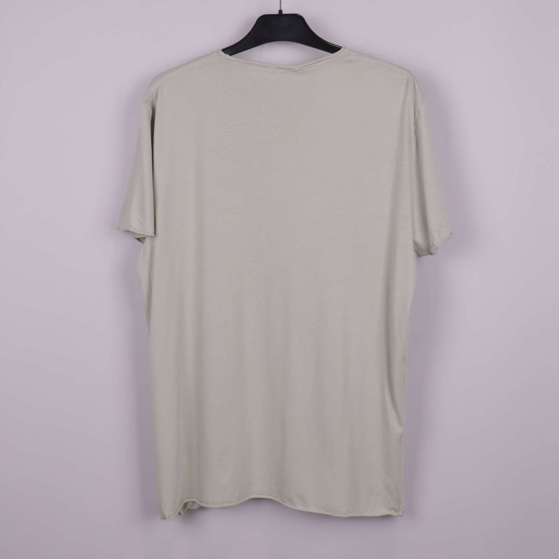 Ljusbeige t-shirt på galge mot ljus bakgrund, baksida