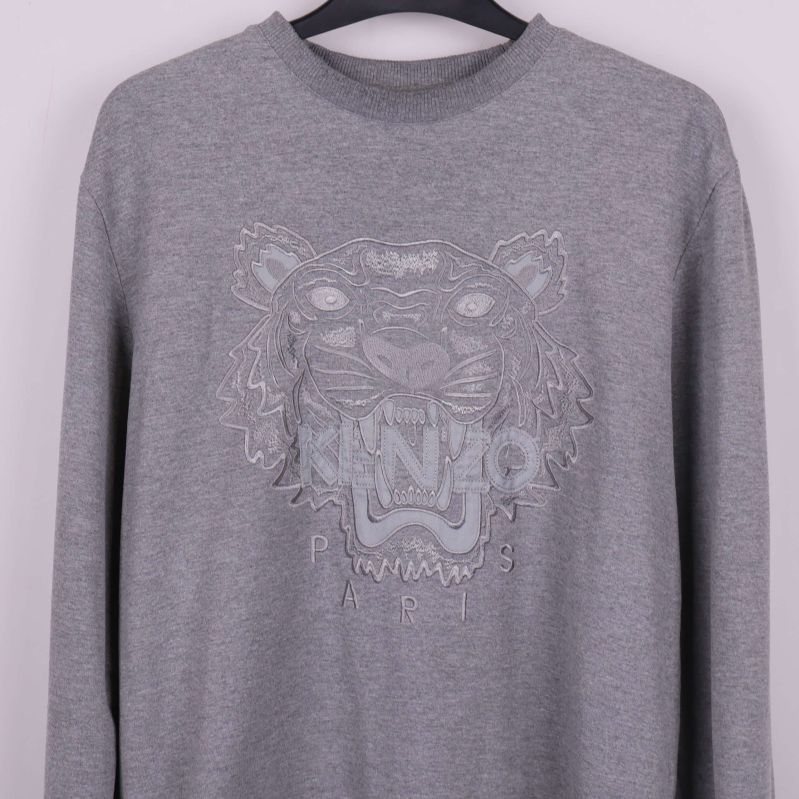 Närbild på tigerbroderi och Kenzo Paris-tryck framtill