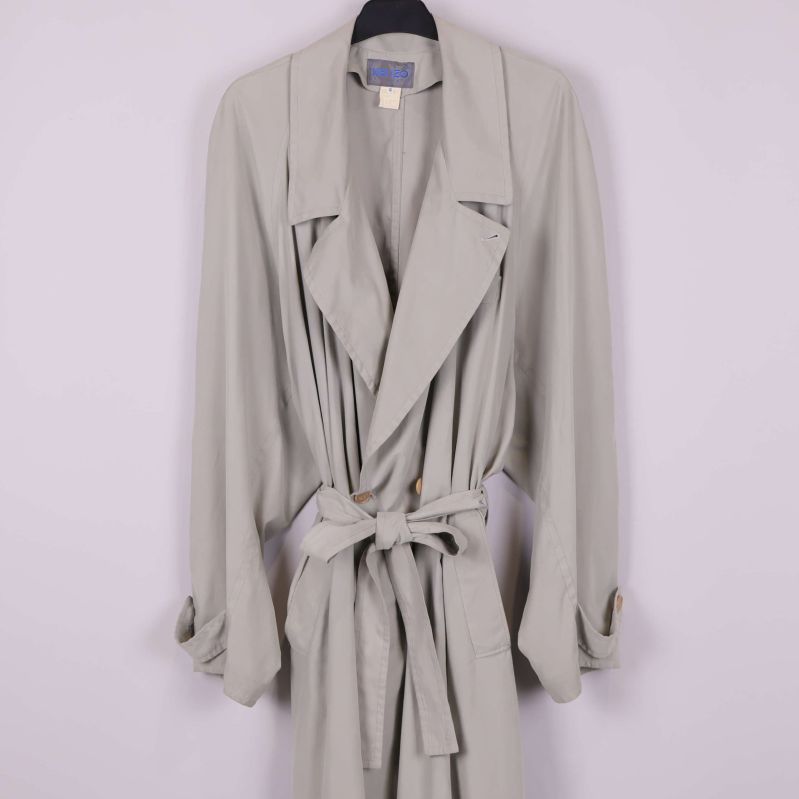 Trenchcoat framtill med fokus på överdelen och bälte