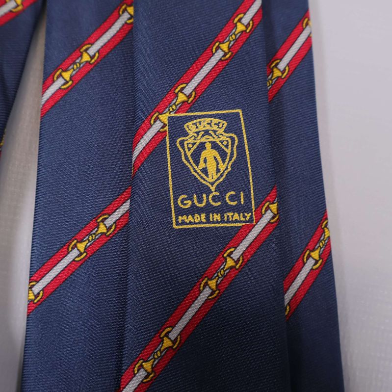 Detaljerad närbild på Gucci-logo och Made in Italy