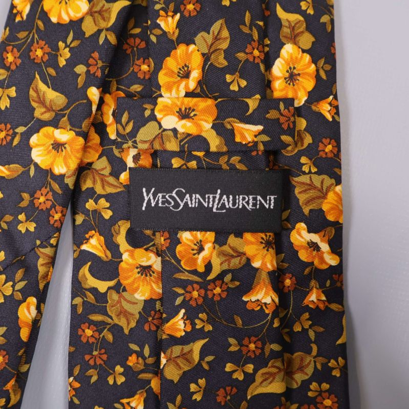 Närbild på Yves Saint Laurent-etikett på slips
