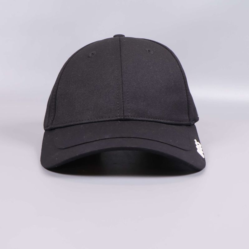 Svart keps framifrån med enkel design