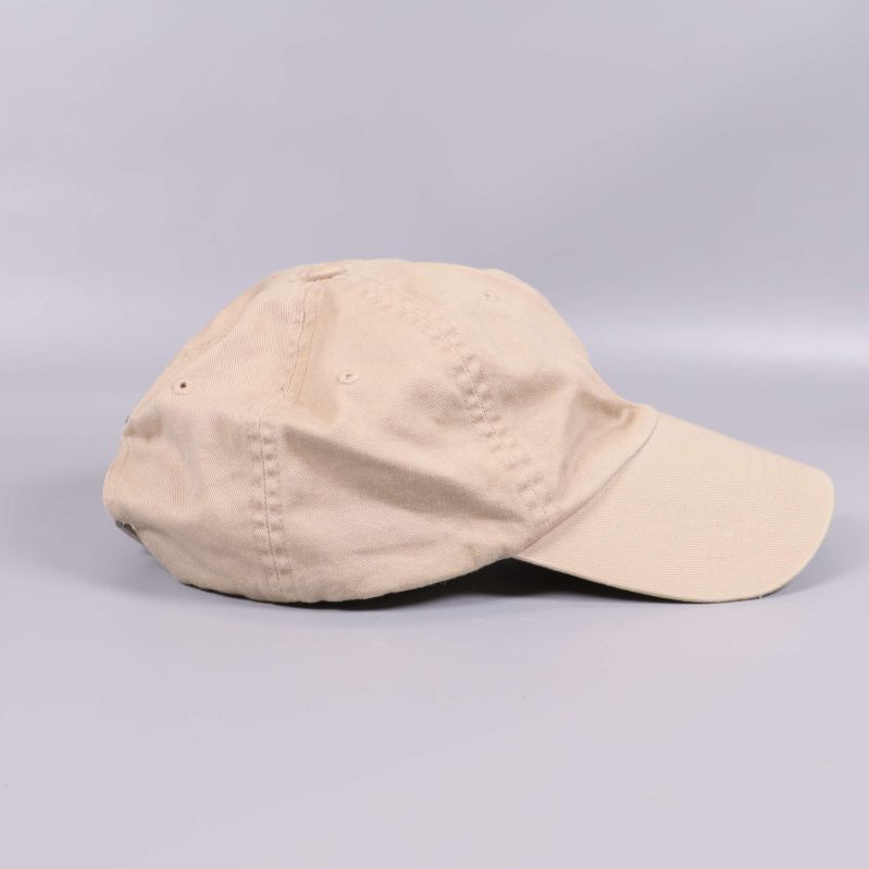 Beige keps från sidan med sömnadsdetaljer