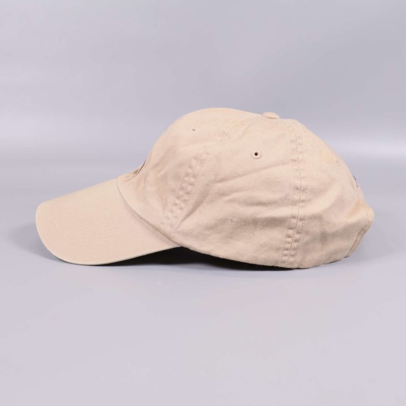 Beige keps från andra sidan med ventilationshål