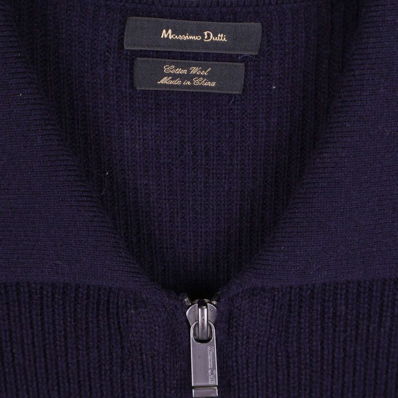 Närbild på Massimo Dutti-etikett och dragkedja