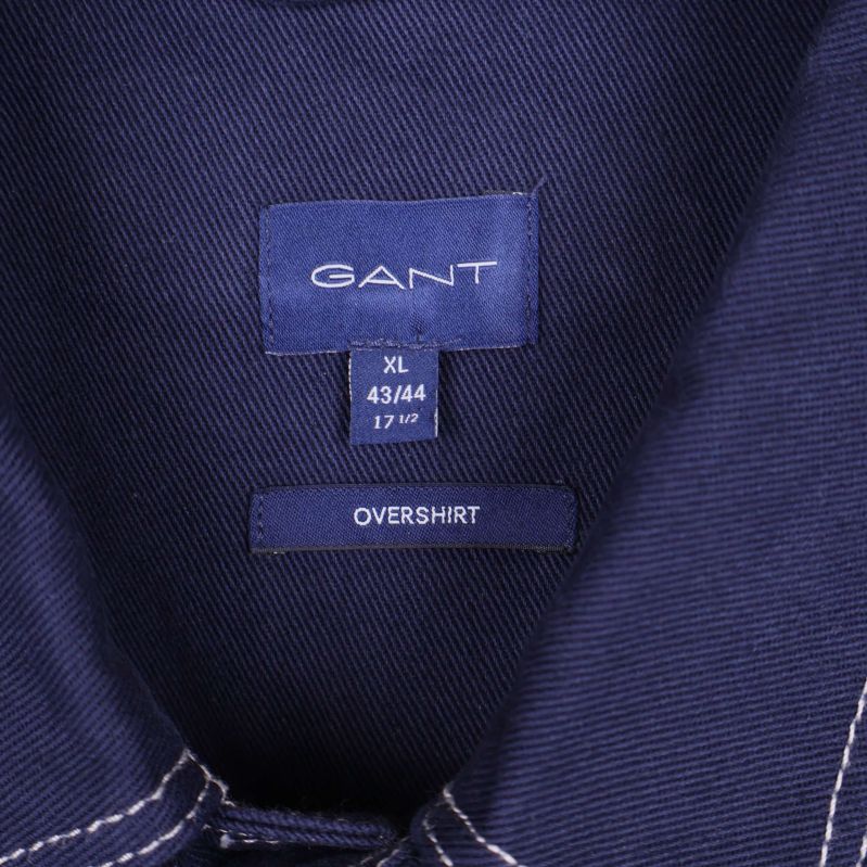 Närbild på Gant-etikett och storleksinformation vid kragen