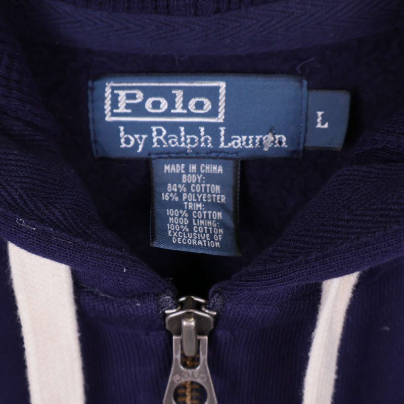 Närbild på etikett Polo by Ralph Lauren och materialinfo