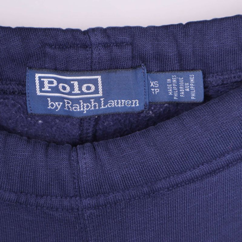 Närbild på etikett Polo by Ralph Lauren i blått