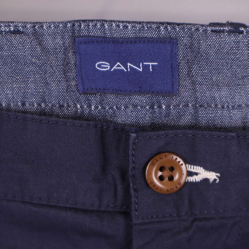 Närbild på Gant logotyp och knapp framtill