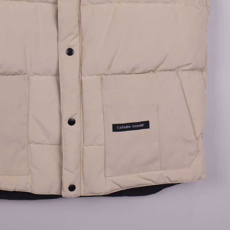 Närbild på ficka med Canada Goose-märke