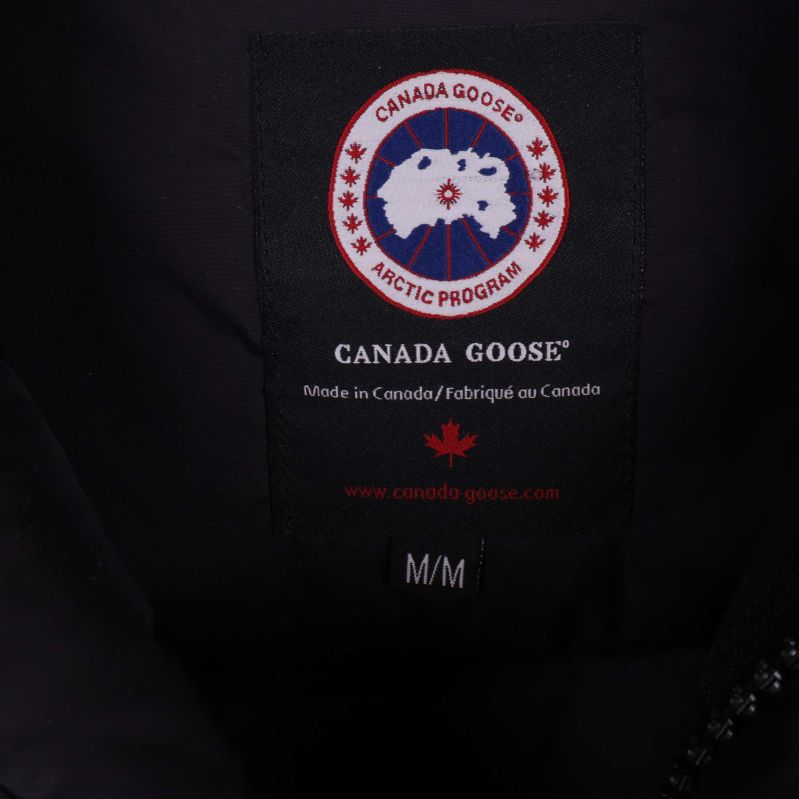 Inre etikett med Canada Goose-logga och storleksmärkning