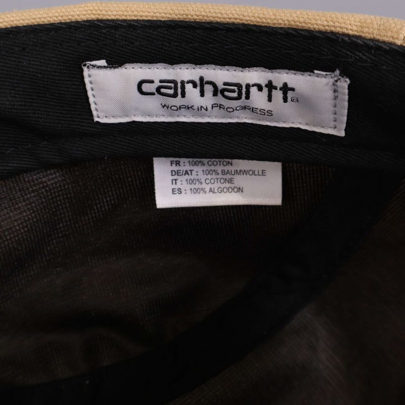Närbild på Carhartt etikett på kepsens insida