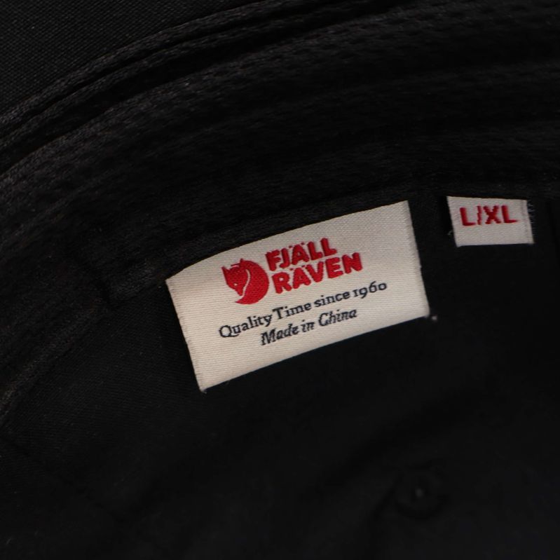 Närbild av Fjällräven-logga och storlek L/XL på insidan