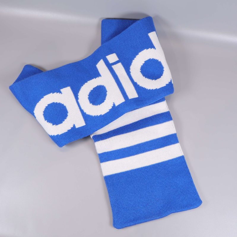 Hopvikt blåvit halsduk med stora vita ränder och adidas-text